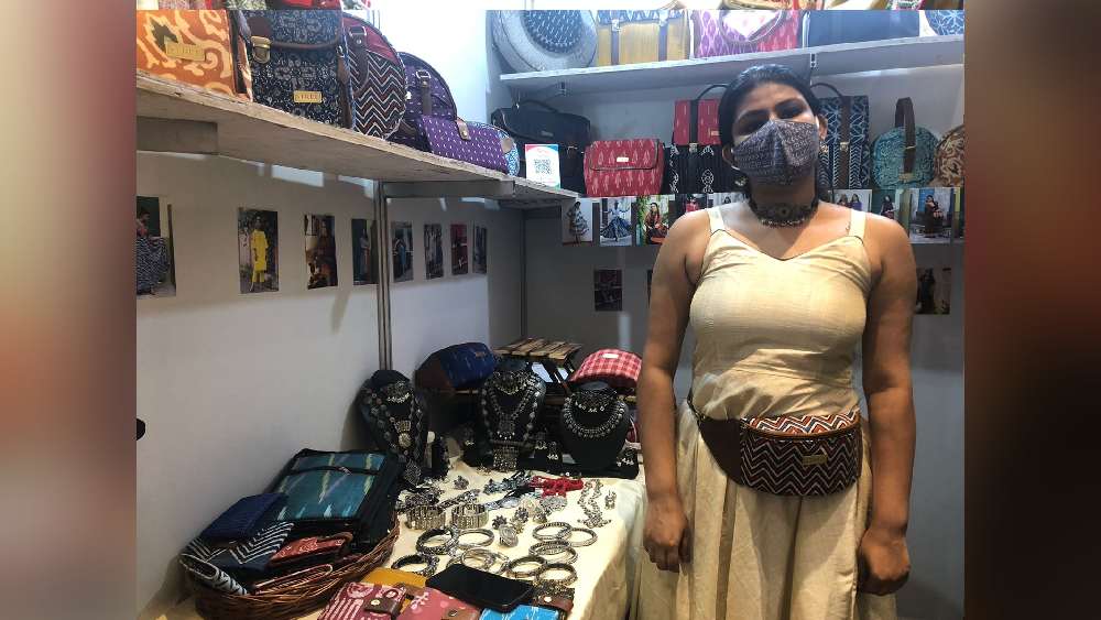 ‘স্ত্রী’ স্টলে রকমারি ব্যাগে রয়েছে এই ধরনের ফ্যানি প্যাকও। দাম ১০০০ টাকা।