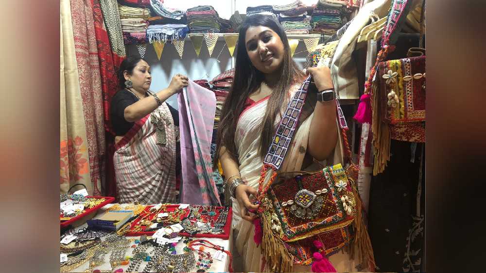 ‘এলিমেন্টস’ স্টলে কচ্চের ব্যাগ। দাম ৪০০০ টাকার কাছাকাছি।