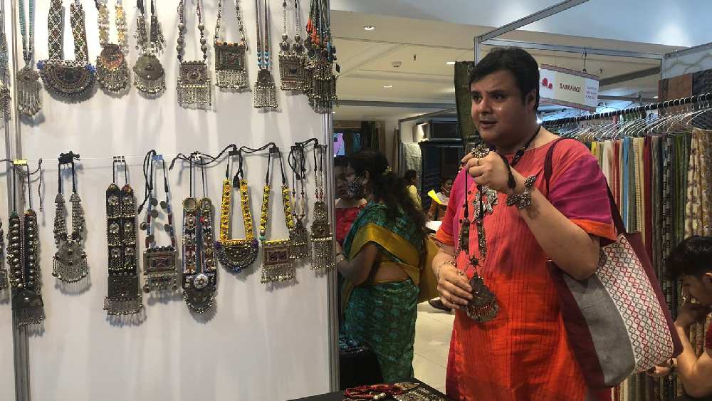 আফগানি স্টলে সুজয় প্রসাদ চট্টোপাধ্যায়।