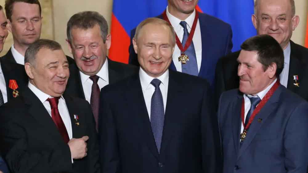 মাত্র সাত থেকে আট জন গোষ্ঠীপতি একটি স্তরে রাশিয়ার মোট জিডিপি-র অর্ধাংশ নিয়ন্ত্রণ করেন।