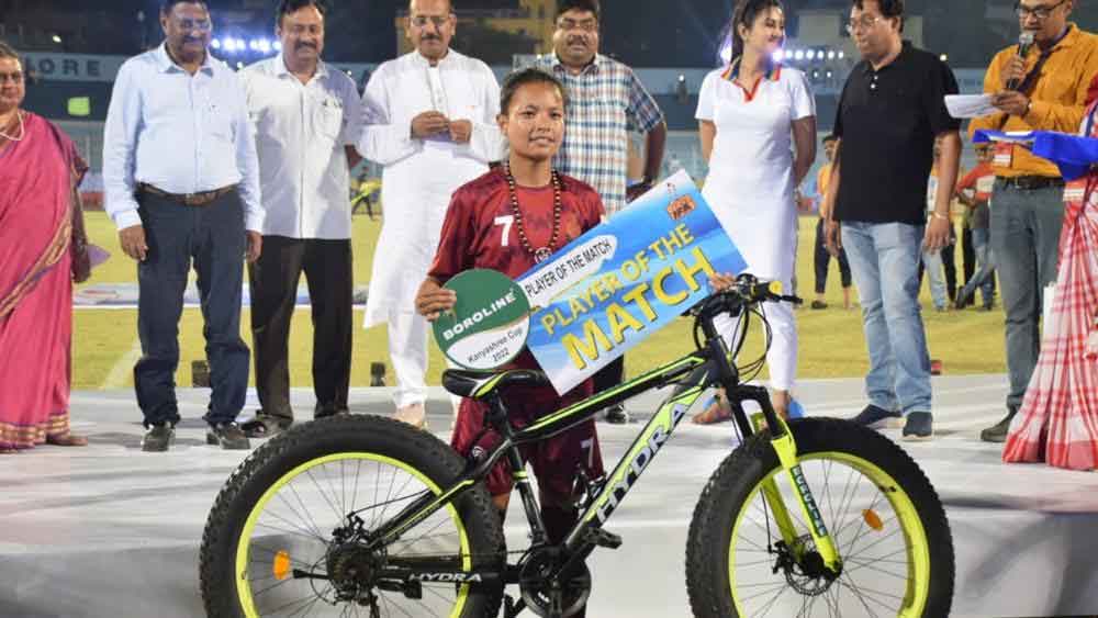 কন্যাশ্রী কাপের ফাইনালের সেরার পুরস্কার নিয়ে রঞ্জিতা দেবী।