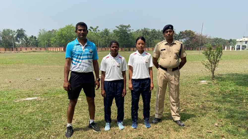 এসএসবি-র কোচ অনিন্দ্য শাসমল ও মৃণাল সিংহের সঙ্গে দুলার মারান্ডি, রঞ্জিতা দেবী।