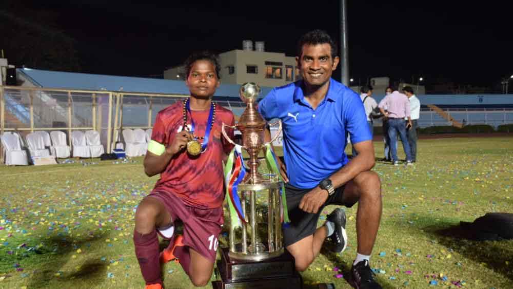 কন্যাশ্রী কাপে চ্যাম্পিয়ন হওয়ার পর এসএসবি-র কোচ অনিন্দ্য শাসমলের সঙ্গে দুলার মারান্ডি।