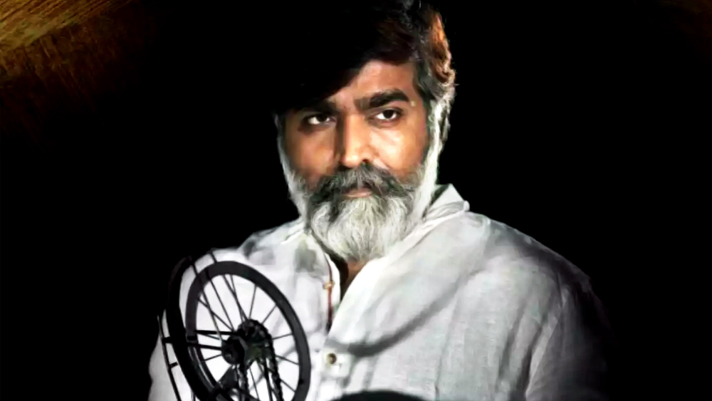 বীররাঘবন নামে এক ব্যক্তি একটি অসরকারি সংস্থা (এনজিও)-র সঙ্গে যুক্ত। এই অসরকারি সংস্থা বিনামূল্যে তরুণদের কর্মসংস্থানের ব্যবস্থা করে। এর জন্য প্রয়োজনীয় প্রশিক্ষণ দেওয়ার কাজও করে এই সংস্থা।