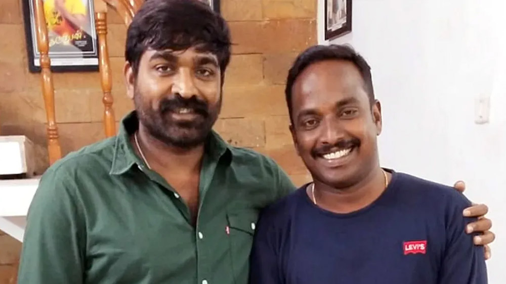 তাঁর শো ‘নাম্মা ওরু হিরো’, যার অর্থ ‘আমাদের গ্রামের নায়ক’ অনুষ্ঠানে আমন্ত্রণ জানান বীররাঘবনকে। এই অনুষ্ঠানের সঞ্চালক হিসাবে কাজ করছিলেন বিজয়।