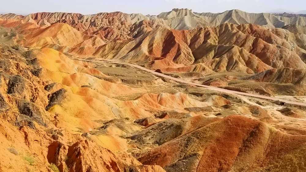 বৃষ্টিস্নাত স্নিগ্ধ সকালে ঝিরিঝিরি বারিধারার সঙ্গে যদি দূর আকাশে দেখা দেয় রামধনু, তখন মন হয়তো গুনগুনিয়ে ওঠে ‘হৃদয় আমার নাচে রে, আজিকে ময়ূরের মতো নাচে রে’। কিন্তু রামধনুর সাত রং নীল আকাশের ক্যানভাসেই সীমাবদ্ধ, ছোঁয়া যায় না সেই রং। বিচিত্র রঙের সেই বাহার যদি ছুঁয়ে দেখা যেত তা হলে কেমন হত? এই মহাবিশ্বে রয়েছে তেমনই এক আশ্চর্য বিস্ময়! 