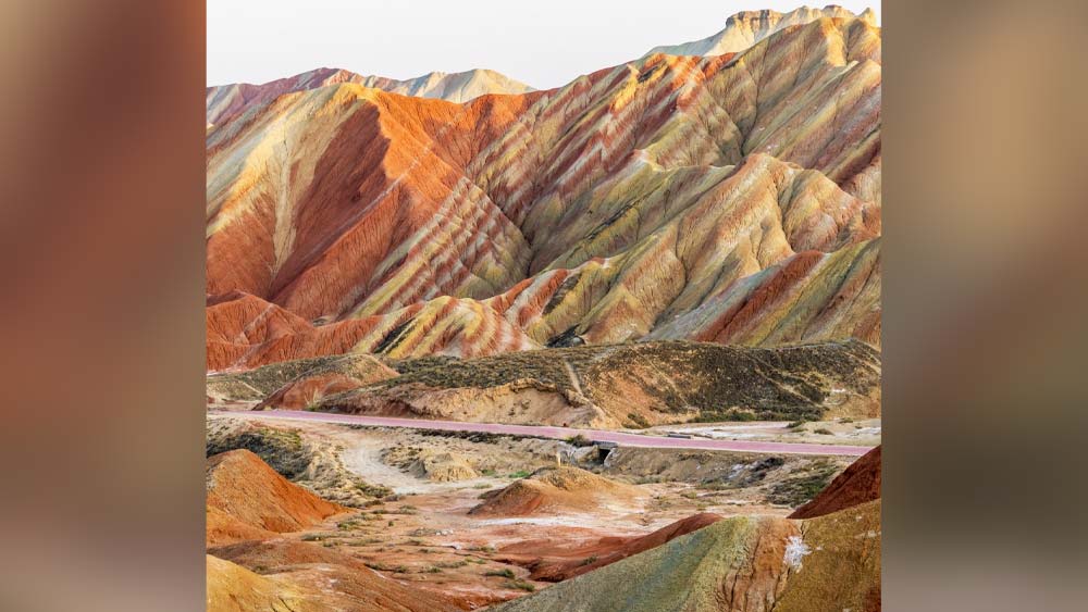 রামধনুর সাত রঙে রঙিন এক আশ্চর্য পাহাড় রয়েছে চিনের উত্তর-পশ্চিম সীমান্তে গানসু প্রদেশের অন্তর্গত জাংহে শহরে। এই পাহাড় ‘দাংশা ল্যান্ডফর্ম জিওগ্রাফিক্যাল পার্ক’এর অন্তর্গত। 