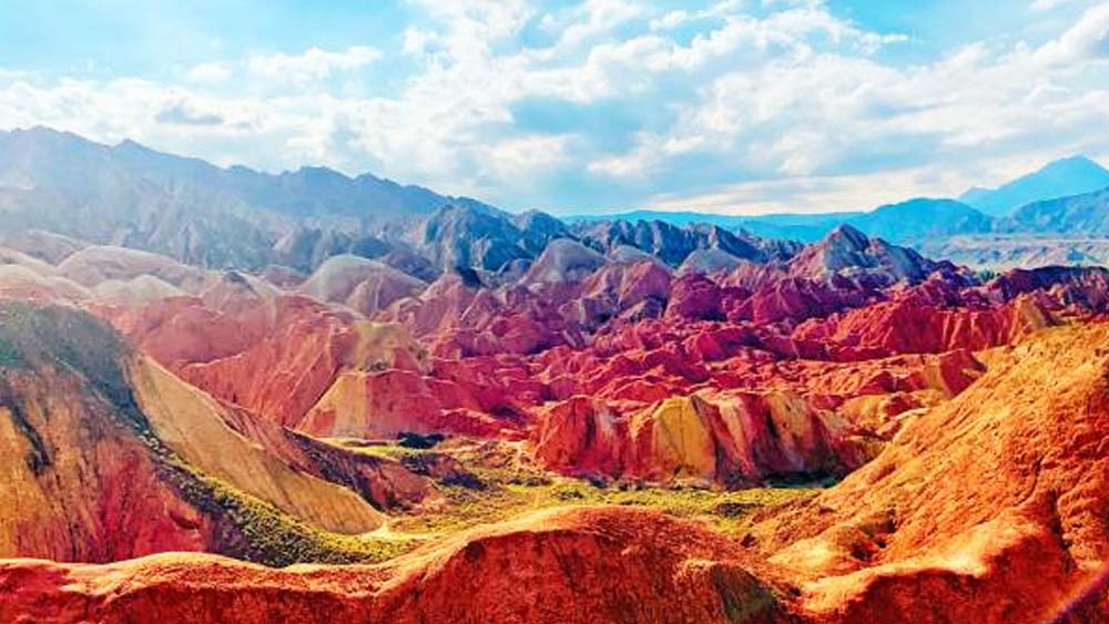 পাহাড় বলতেই আমাদের চোখে ভেসে ওঠে রুক্ষ শুষ্ক ধূসর ভূখণ্ড অথবা বরফে ঢাকা শ্বেত শৃঙ্গ। কিন্তু এই পাহাড় বেগুনি, নীল, সবুজ, হলুদ, কমলা, লাল নানা রঙে রঙিন৷ 