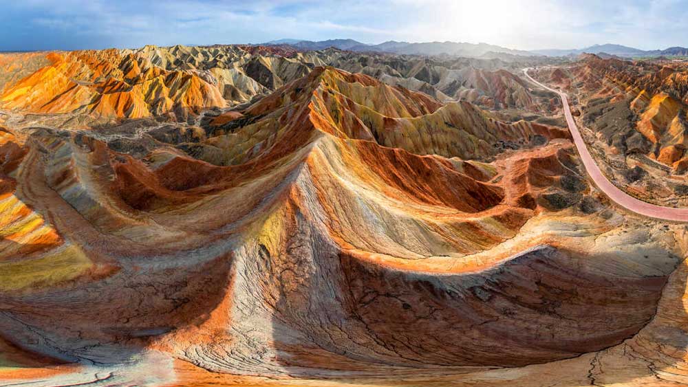 যে দিকে চোখ যায় সে দিকেই রং। পর্বতমালা আসমানী, কমলা, লাল, হলুদ, সবুজে রাঙা। প্রকৃতি আপন মনের মাধুরী মিশিয়ে সুবিশাল ক্যানভাসে তুলির টানে সৃষ্টি করেছে এই রংমহল৷ 