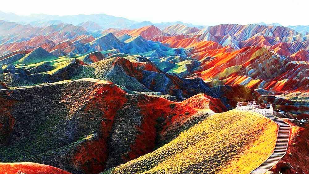 কিন্তু এত রং এল কোথা থেকে? ভূবিজ্ঞানীদের মতে, বহু বহু বছর ধরে টেকটনিক প্লেটের সংঘর্ষের ফলে শুষ্ক পর্বতগাত্রে এমন রামধনুর সাত রং ফুটে উঠেছে৷ টেকটনিক প্লেটের সংঘর্ষের ফলে ভূগর্ভ থেকে বেরিয়ে এসেছিল শিলাস্তর৷ 