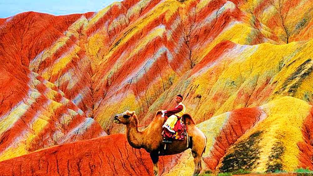 শিলাস্তরে ছিল প্রচুর খনিজ পদার্থ, রঙিন সিলিকা সহ নানা উপাদান। বহু বছর ধরে ঋতু পরিবর্তন, ঝড়, বৃষ্টি, তুষারপাত, নানা রকম রাসায়নিক বিক্রিয়ায় রূপ পরিবর্তন করতে করতে তৈরি হয়েছে বর্তমানের রেনবো মাউন্টেন। 