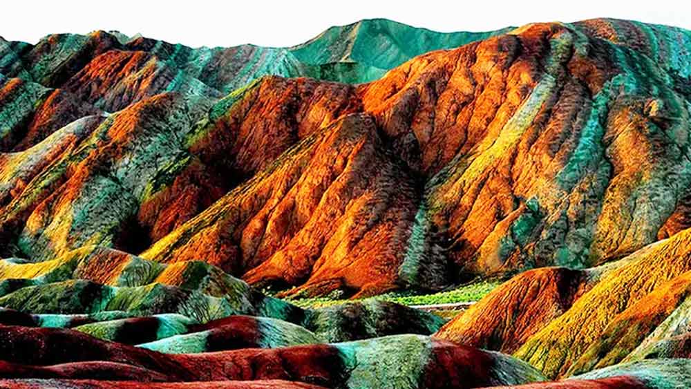 জুন থেকে সেপ্টেম্বর মাস পর্যন্ত প্রখর সূর্যের তাপ থাকে। সেই সঙ্গে মাঝেমাঝেই বৃষ্টিপাত হয়। এই সময়েই রেনবো মাউন্টেন তার রংবাহার নিয়ে অপেক্ষা করে পর্যটকদের জন্য৷ 