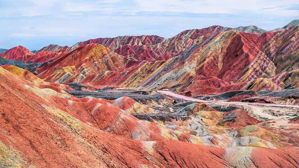 সূর্যোদয় এবং সূর্যাস্তের আগে এই পাহাড় আলোর খেলায় মেতে নানা রঙে সেজে ওঠে৷ ভোরবেলা এবং গোধুলির প্রাক্কালে চতুর্দিকের আলোয় ধীরে ধীরে রং বদল হয়৷ 