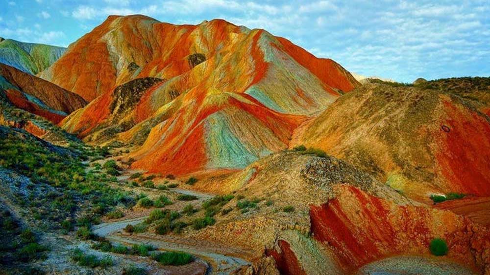 ২০১০ সালে ইউনেসকো বিশ্বের অন্যতম পর্যটনস্থল রূপে এই পাহাড়কে ‘ওয়ার্ল্ড হেরিটেজ সাইট’-এর স্বীকৃতি দেয়। বিশ্বের বিভিন্ন প্রান্ত থেকে পর্যটকরা আসেন প্রকৃতির এই অপার বিস্ময়কে চাক্ষুষ করতে৷ গোটা এলাকা জুড়েই ঘাস ছাড়া তেমন কোন উদ্ভিদ নেই৷ 