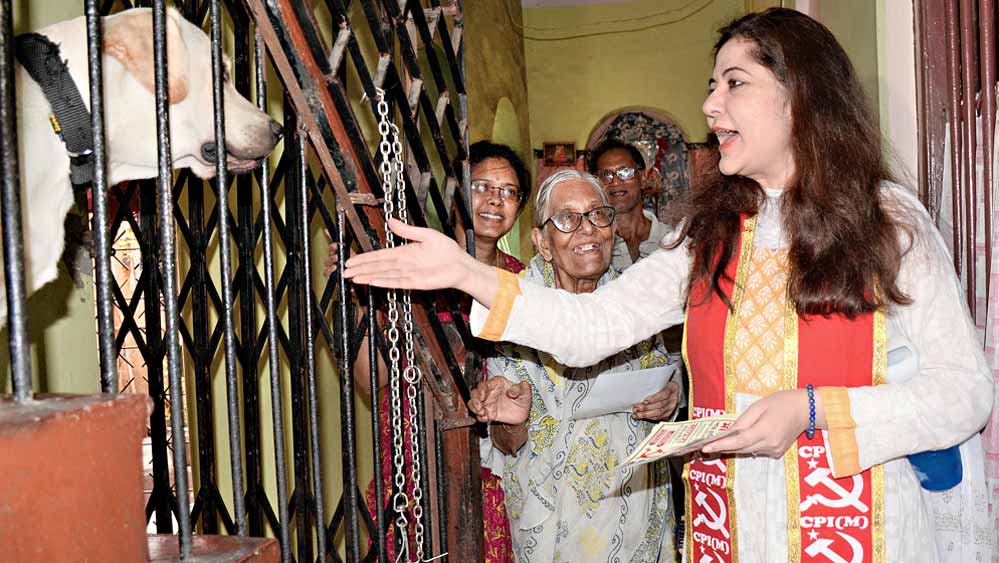 তিলজলায় প্রচারে বেরিয়ে এক দলীয় সমর্থকের বাড়িতে তাঁর পোষ্যের সঙ্গে বাম প্রার্থী সায়রা শাহ হালিম।