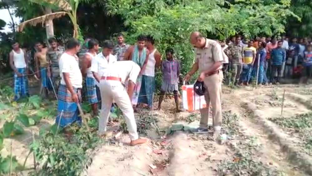 ঘটনাস্থল থেকে নমুনা সংগ্রহ পুলিশের।