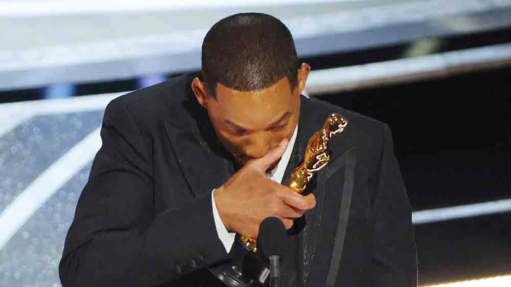 এক চড়েই অস্কারের মঞ্চ কাঁপিয়ে দিয়েছেন উইল স্মিথ। তার অভিঘাত সামলে ওঠার আগেই আবারও মঞ্চে দেখা গিয়েছে তাঁকে। এ বার অবশ্য ‘কিং রিচার্ড’ ছবিতে সেরা অভিনেতার পুরস্কার নিতে মঞ্চে উঠেছেন উইল। বিজেতার ভাষণে কান্নাভেজা গলায় বলেছেন, ‘‘আশা করি আমাকে আবার আমন্ত্রণ জানাবে অ্যাকাডেমি।’’ তবে এত সহজে কি এ বিতর্ক ধামাচাপা পড়বে? 