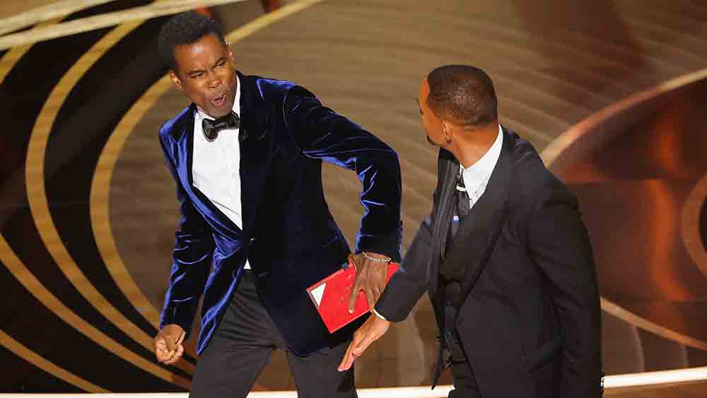 জেডাকে নিয়ে ক্রিসের চটুল মন্তব্যেই ক্ষেপে ওঠেন উইল। ‘জি আই জেন’ ছবির নায়িকা ডেমি মুরের আদলে ছোট করে ছাঁটা চুলের জেডাকে নিয়ে ক্রিসের রসিকতা যে সহ্য করতে পারেননি, তা বুঝিয়ে দিয়েছেন উইল। অ্যালোপেসিয়া-য় ভোগা জেডাকে নিয়ে মন্তব্যের পাল্টা হিসাবে চড় কষিয়েছেন ক্রিসকে। 