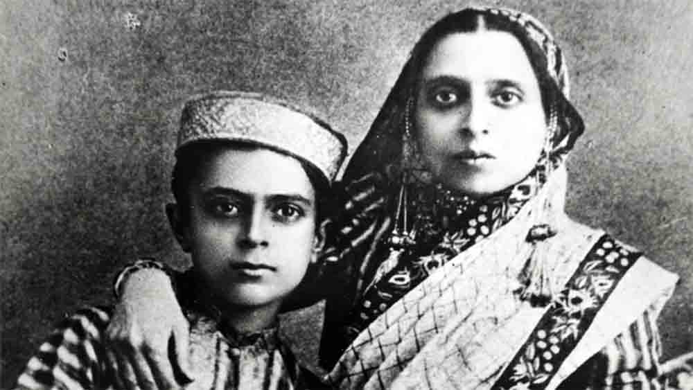 জওহরলাল নেহরু নাকি মোতিলাল নেহরুর বৈধ সন্তান নন! ২০১৯ সালে ফেসবুকে এমনই দাবি ছিল পায়েলের। তাঁর আরও দাবি, কমলা নেহরুর পরকীয়া সম্পর্কের জেরে জন্ম হয় জওহরলালের। এমনকি, মোতিলালের পাঁচ স্ত্রী ছিলেন বলেও মন্তব্য করেন পায়েল। 