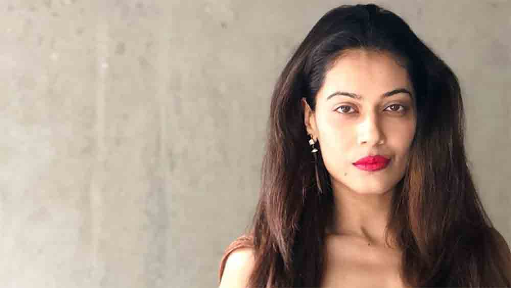 পায়েলের স্বীকারোক্তি, ‘‘দিল্লির এক পূজারী বলেছিলেন যে যাঁকে বশে আনতে চাই, তাঁর কথা চিন্তা করতে। অথবা তাঁর কোনও জিনিস এনে দিতে। আমি তেমন অনেক কিছুই করেছিলাম। এই ভয়ও ছিল যে আমার মা বা অন্যদের এ কথা জানালে লোকজন আমাকে নিয়ে হাসিঠাট্টা করবেন। ফলে এ কথা গোপন রেখেছিলাম।’’