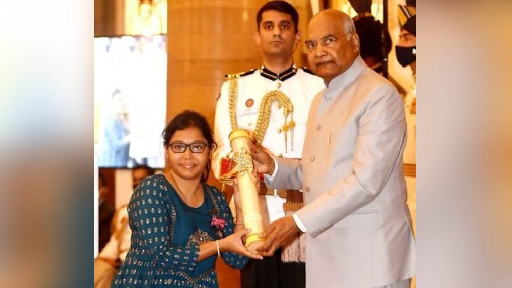 রাষ্ট্রপতির কাছ থেকে পদ্মশ্রী পুরস্কার নিচ্ছেন মৌমা