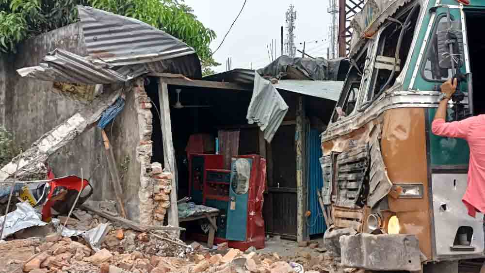 পণ্যবাহী লরি বীরপাড়ার দিক থেকে ধূপগুড়ি দিকে যাচ্ছিল। 