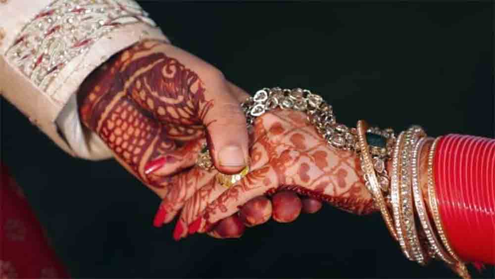 হিন্দি ভাষায় একেবারেই দড় নন কনে। তবে কুছ পরোয়া নেই! বর রয়েছেন যে! কনের সঙ্গে কেউ হিন্দিতে কথাবার্তা শুরু করলে উদ্ধারকর্তা হয়ে ওঠেন বর। তর্জমা করে বুঝিয়ে দেন সারমর্ম।