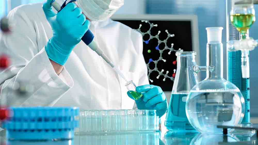 দুই ভিন্‌ জগতের বাসিন্দাই উচ্চশিক্ষার জন্য সুইডেনে গিয়েছিলেন। ত্বকের ক্যানসার নিয়ে গবেষণা করছিলেন সত্যেন্দ্র। ল্যারিসা মন দিয়েছিলেন প্রস্টেট ক্যানসারের গবেষণায়। 