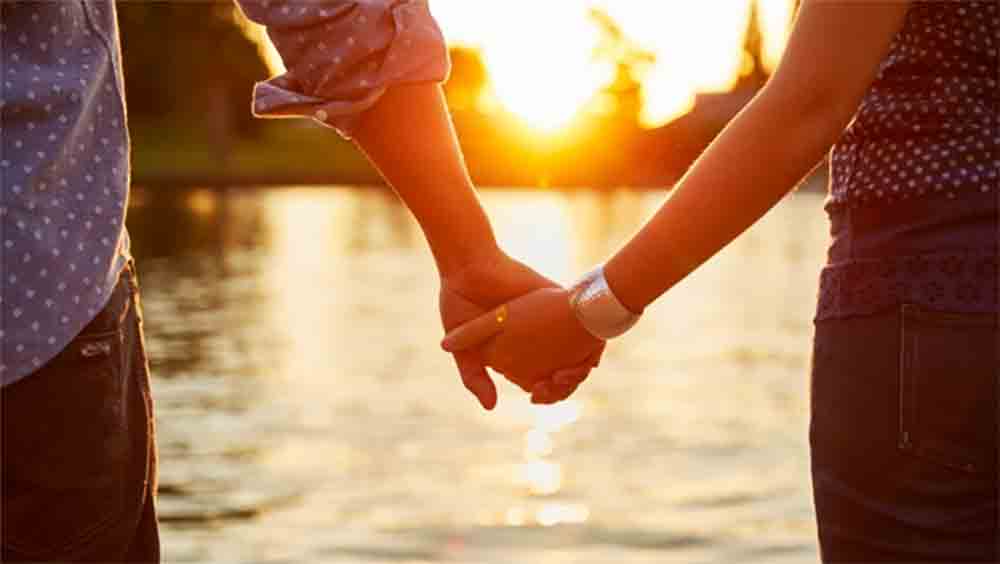 এ হেন প্রেমের গল্পে মজে জনতা। সংবাদমাধ্যমগুলিও হামলে পড়েছে এ যুগলের কাহিনি শুনতে। সেই সূত্রেই খবর, তিন বছর ধরে পরস্পরের প্রেমে হাবুডুবু খেয়েছেন ল্যারিসা এবং সত্যেন্দ্র। গোড়ায় বন্ধুত্ব থাকলেও তা গাঢ় হয়ে প্রেমে বাঁক নিয়েছে। 