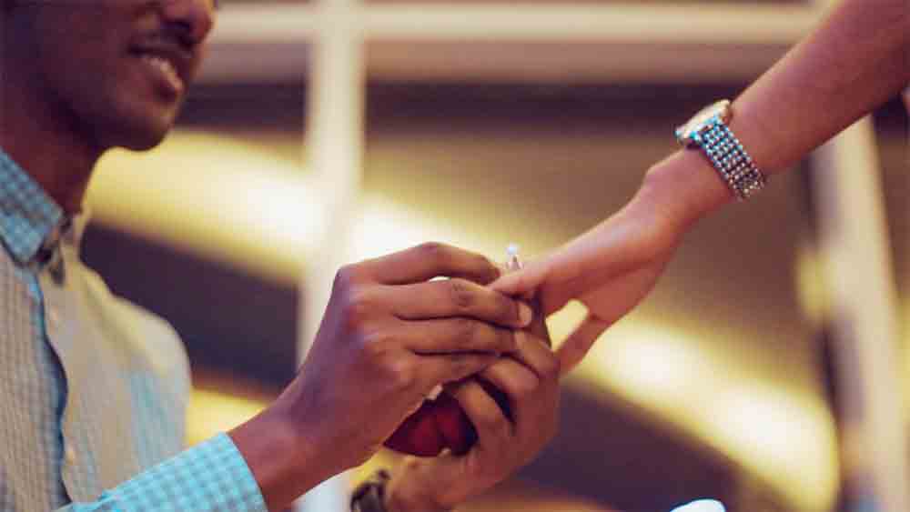 বছর তিনেকের প্রেমের পর সারা জীবন একসঙ্গে থাকার অঙ্গীকার করেন ল্যারিসা এবং সত্যেন্দ্র। তবে দু’জনেরই ইচ্ছে ছিল, বিয়ে হবে ভারতে এবং অবশ্যই হিন্দু রীতিনীতি মেনে।