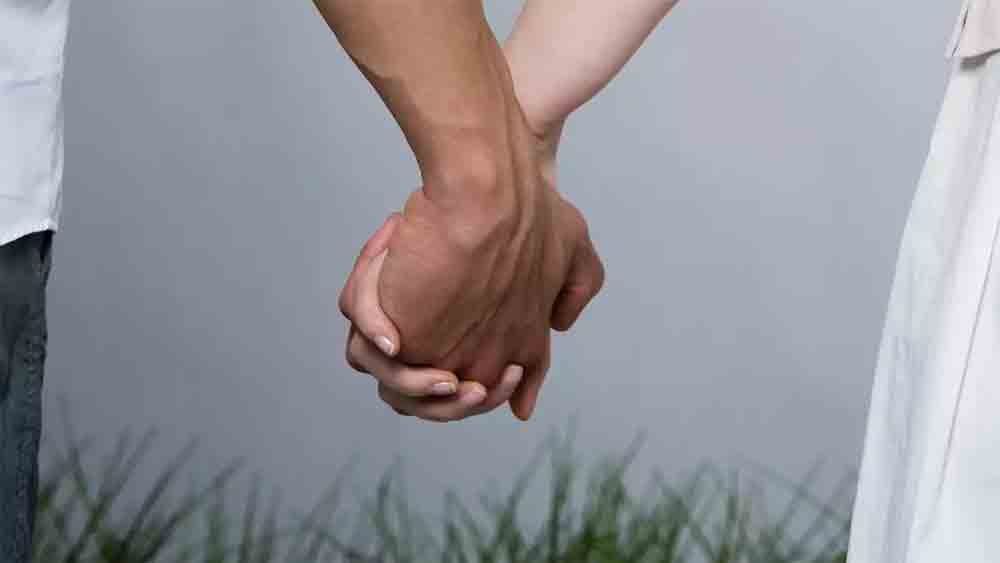 হবু দম্পতি তো রাজি! তবে দু’জনের পরিবারের মতামত কী? সত্যেন্দ্রর মা-বাবা শ্যামা দেবী এবং বিষ্ণুদেব মাহাতো সানন্দে এ বন্ধনে রাজি হয়ে গিয়েছিলেন। রাজি ছিল ল্যারিসার পরিবারও।