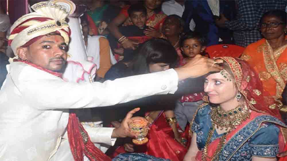 বিয়ের দিনে পুরোদস্তুর ভারতীয় পোশাকে হাজির ল্যারিসাও। গাঢ় নীল ও উজ্জ্বল লাল রঙের লেহঙ্গা-চোলিতে সত্যেন্দ্রর হাতে হাত রেখেছেন তিনি। সত্যেন্দ্রর পরনে ছিল ফিকে ঘিয়ে রঙের শেরওয়ানি ও লালচে উড়নি। সঙ্গে মানানসই পাগড়ি। ভোজের দিন আবার অন্য পোশাকে ধরা পড়েছেন দু’জনে।