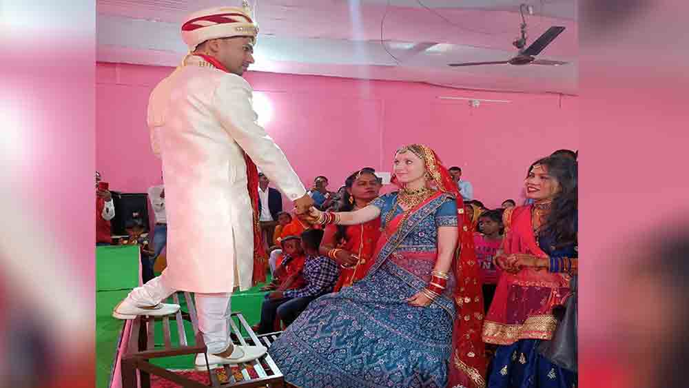 নবদম্পতিকে আশীর্বাদে-ভালবাসায় ভরিয়ে নতুন জীবনের শুভেচ্ছা জানিয়েছেন সত্যেন্দ্রর পরিজনেরা। স্বাভাবিক ভাবেই এতে অভিভূত ল্যারিসা। তিনি জানিয়েছেন, সংস্কৃতিগত দিকে সত্যেন্দ্রর সঙ্গে তাঁর ফারাক রয়েছে বটে। তবে বরাবরই ভারতে যাওয়ার ইচ্ছে ছিল। এ দেশের সাংস্কৃতিক ঐতিহ্যও তাঁকে টানে। তিনি বলেন, ‘‘আমার জীবনকে উপভোগ করার জন্য ভারতে এসেছি। এখানকার মানুষজনও খুব ভাল।’’