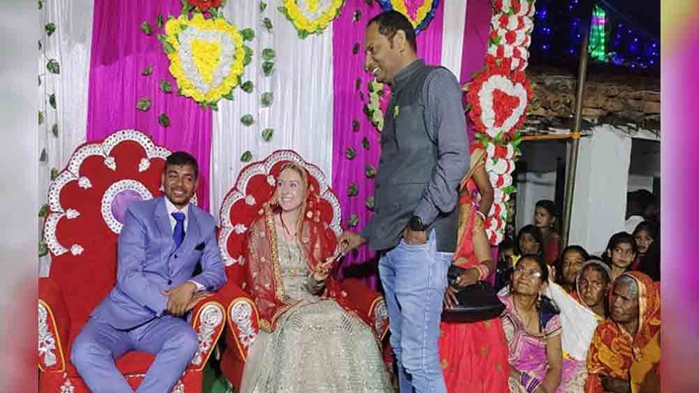 যদিও এত কিছুর মধ্যে একটা খেদ রয়েছে ল্যারিসার। তাঁর কথায়, ‘‘হিন্দির কিছুই বুঝতে পারি না।’’ তবে ল্যারিসার সে খেদ দূর করতে চেষ্টার কসুর করেননি সত্যেন্দ্র। তাঁর স্ত্রী বলেন, ‘‘আমাকে হিন্দি তর্জমা করে বুঝিয়ে দেয় সত্যেন্দ্র।’’ 