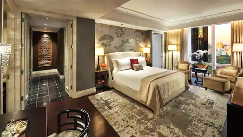 সংবাদমাধ্যমের দাবি, চলতি বছরের গোড়ায় মান্দারিন ওরিয়েন্টাল হোটেল গোষ্ঠীর সঙ্গে মুকেশের সংস্থার চুক্তি পাকা হয়ে গিয়েছে। মান্দারিনের বড়সড় অংশের দখল নিতে ৯.৮১৫ কোটি ডলার খরচ করতে হবে মুকেশের সংস্থাকে।