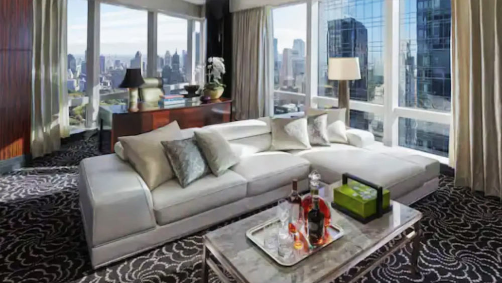 হোটেলের কাছেই আমেরিকার ধনকুবেরদের বিনোদনের বন্দোবস্ত। তবে নিতান্তই যদি হোটেলবন্দি হয়ে থাকতে ইচ্ছে না করে, তবে ঘোরাঘুরি করতে পারেন সেন্ট্রাল পার্কে। থিয়েটার দেখতে ব্রডওয়েতে অথবা জ্যাজ শুনতে লিঙ্কন সেন্টারেও ঢুকতে পারেন। আশপাশে শপিং মল বা রেস্তরাঁরও অভাব নেই। ফলে মুকেশের হোটেলে যে ভিড় লেগেই থাকবে, তেমনই মনে করেছে ওয়াকিবহাল মহল।