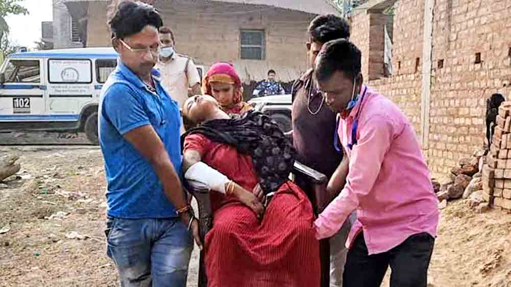 বগটুই গ্রামের হামলায় অগ্নিদগ্ধ হয়েছিলেন বুলবুলি খাতুন। মঙ্গলবার রামপুরহাট মেডিক্যাল থেকে ছাড়া পাওয়ার পরে তাঁকে নিয়ে আসা হল বগটুইয়ে। তাঁর সম্পর্কিত বৌদি নাজিমা বিবি সোমবার মারা যান।