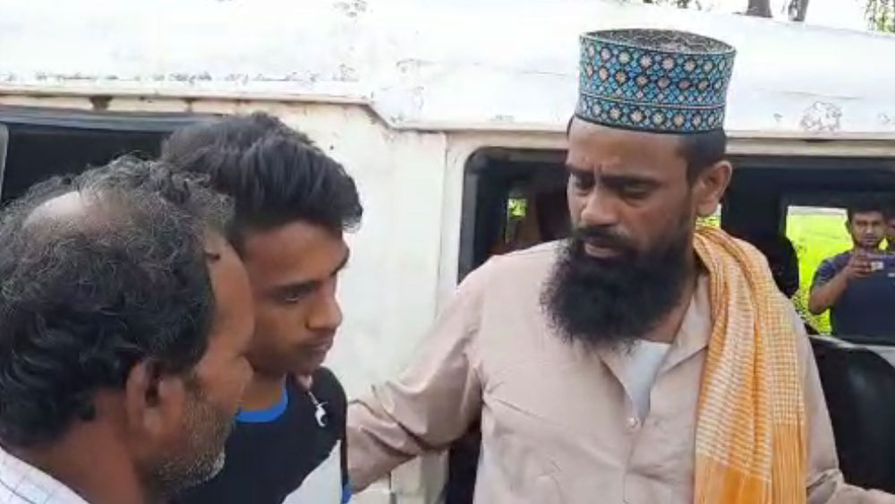 সরাসরি: বগটুই কাণ্ডের দশ  দিনের মাথায় পরিবার নিয়ে গ্রামে ফিরলেন মিহিলাল শেখ