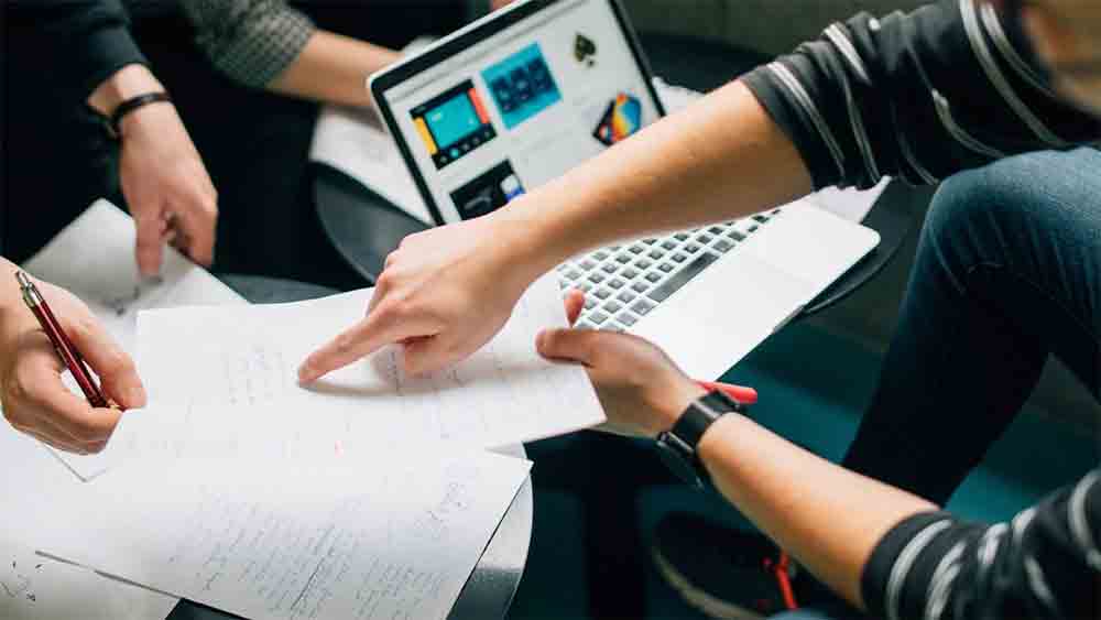 নিজের সংস্থার বহু কর্মীর মতো শূন্য থেকে শুরু করেছিলেন নমিত। ১৯৯৫ সালে মুম্বইয়ের একটি গ্যারাজে। সে সময় তিনি মাত্র ১৮। তার আগে অবশ্য কম্পিউটার গ্রাফিক্সের একটি কোর্স করেছিলেন। তবে দ্রুত বুঝে গিয়েছিলেন, সে বিদ্যায় তেমন পোক্ত হয়ে ওঠেননি। যদিও অন্যকে দিয়ে কাজ করানোর বিষয়ে তিনি পটু।