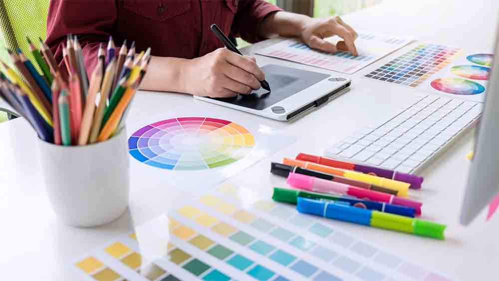 নমিত বলেন, ‘‘ভিডিয়ো ওয়ার্কশপ শুরু করলেও গোড়ায় প্রযুক্তির কিছুই বুঝতাম না আমরা। আক্ষরিক অর্থেই (ব্যবসার) কিছু বুঝতাম না। আমরা নিজেরাই নিজেদের শিখিয়ে-পড়িয়ে নিয়েছি। এক সময় বেশ কিছু সৃজনশীল কাজকর্ম করতেও শুরু করেছিলাম।’’