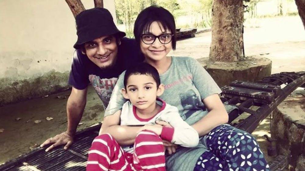 সপরিবার অপরাজিতা ঘোষ।