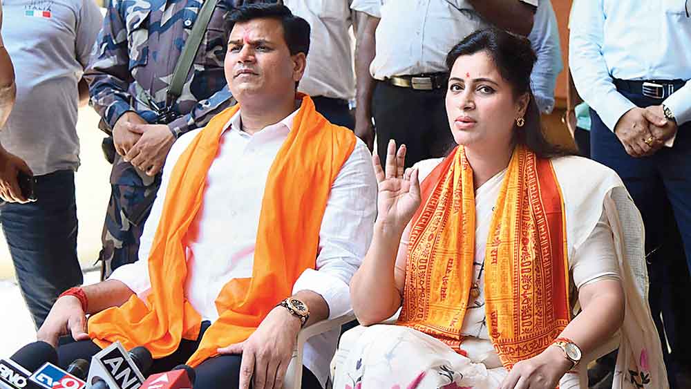 গৈরিক: এখন বিজেপিকে সমর্থন করছেন রবি রানা ও নবনীত কউর