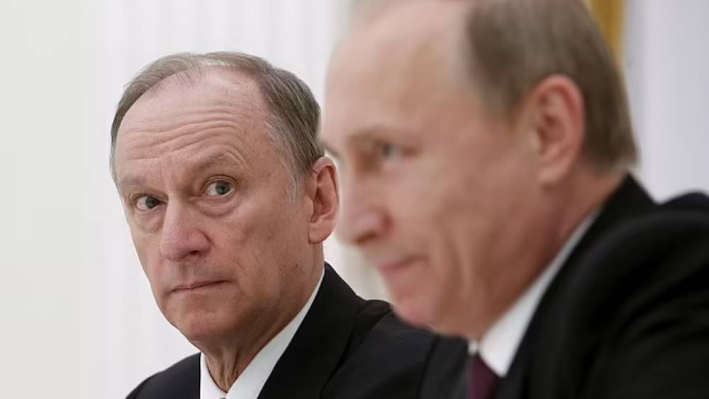 ক্রেমলিনের এক বিশ্বস্ত সূত্রকে উল্লেখ করে এই দাবি করে ওই সংবাদ সংস্থাটি। দাবি, অবস্থা এতটাই গুরুতর যে রাশিয়া ইউক্রেনের যুদ্ধের উপর থেকে নিয়ন্ত্রণ হারাতে পারেন পুতিন। তাঁর অবর্তমানে সেই দায়িত্ব নিতে পারেন রুশ নিরাপত্তা পরিষদের প্রধান নিকোলাই পাত্রুশেভ। ওই সূত্রেরই খবর, অনিচ্ছা সত্ত্বেও এই ব্যবস্থাপনায় রাজি হয়েছেন পুতিন।