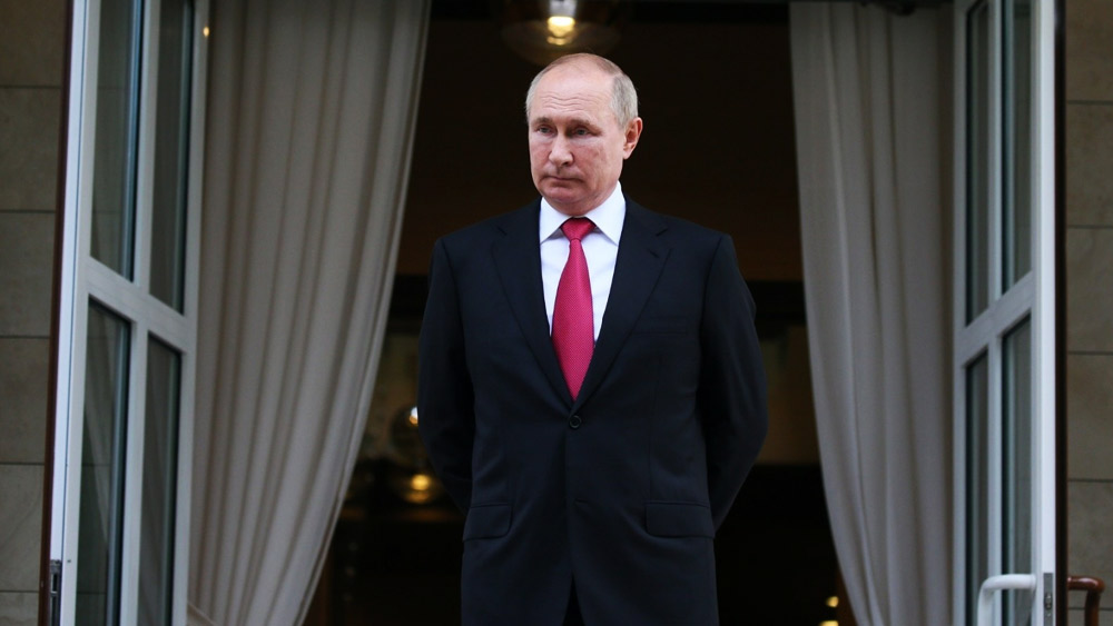 সাধারণত, দেশের প্রেসিডেন্ট অসুস্থ হলে প্রধানমন্ত্রীর হাতেই ক্ষমতা আসার কথা। কিন্তু এ ক্ষেত্রে তা হচ্ছে না। ক্রেমলিন সূত্রে ওই চ্যানেলটিকে বলা হয়েছে। পুতিন ক্ষমতা হস্তান্তরে রাজি ছিলেন না। বদলে তিনি চেয়েছিলেন যে অল্প সময় তিনি নিয়ন্ত্রণে থাকবেন না, তখন কাউকে সাময়িক দেখাশোনার ভার দেওয়া হোক যিনি দেশের যুদ্ধ পরিস্থিতিকে অভিজ্ঞ হাতে সামলাতে পারবেন।