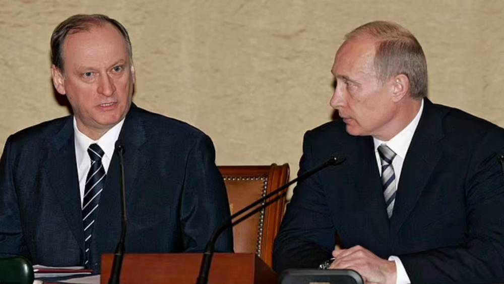  নিরাপত্তা পরিষদের প্রধান ৭০ বছরের পাত্রুশেভ এককালে রাশিয়ান চরদের প্রধান ছিলেন। রাশিয়া ইউক্রেন যুদ্ধের প্রাথমিক লেখচিত্রও তাঁরই করা। তাঁকে এই ভার দিতে রাজি হওয়ার আগে পুতিন দু’ঘণ্টা একান্তে কথা বলেন পাত্রুশেভের সঙ্গে।