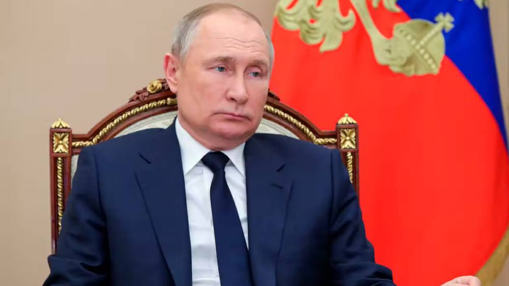 সেই একান্ত বার্তালাপে না কি পুতিন স্পষ্টতই বুঝিয়ে দিয়েছেন, একমাত্র পাত্রুশেভই তাঁর বিশ্বস্ত। সে ক্ষেত্রে অস্ত্রোপচারের পর যদি পুতিনের শারীরিক অবস্থার অবনতিও হয়, তবে পাত্রুশেভের উপরই অস্থায়ী ভাবে দায়িত্ব বর্তাবে রাশিয়ার।