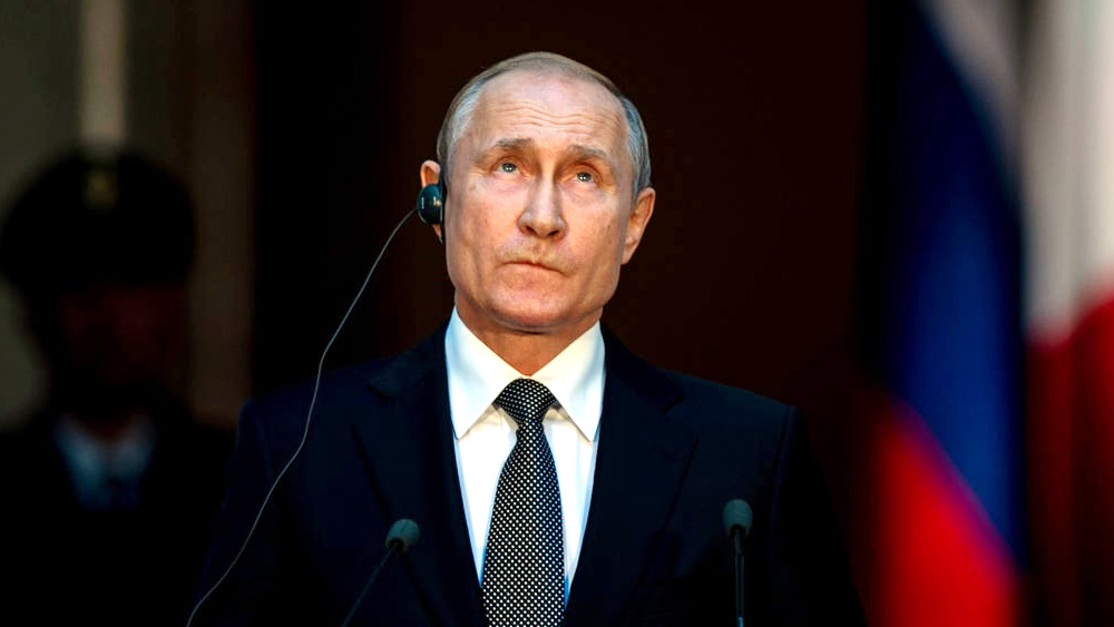 তিনিই পুতিনের থাইরয়েড ক্যানসারের কথা জানান, এমনকি এ-ও বলেন, পুতিনকে সর্ব ক্ষণ ঘিরে থাকে বিশেষজ্ঞ চিকিৎসকদের একটি দল।