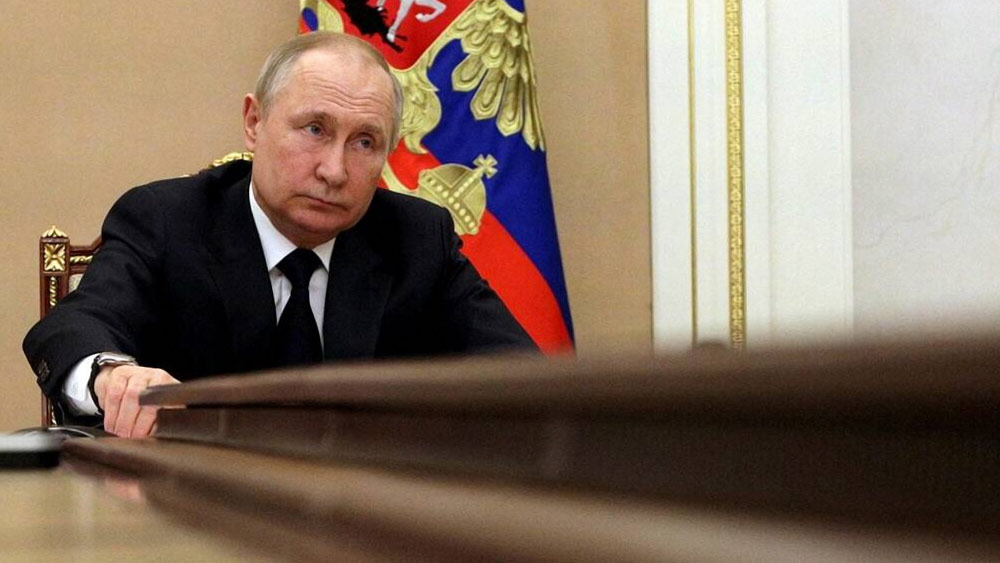 ক্রেমলিনের সূত্র চ্যানেলটিকে জানিয়েছে, এর পর প্রায় এক মাস ধরে ওষুধ বদলানোর জন্য পুতিনকে রাজি করানোর চেষ্টা করা হলেও তিনি রাজি হননি। নতুন ওষুধের ফের কোনও পার্শ্ব প্রতিক্রিয়া দেখা দিতে পারে এই ভয়েই সম্ভবত পুতিন আর এগোতে চাননি। তাতেই জরুরি হয়ে পড়ে অস্ত্রোপচার।