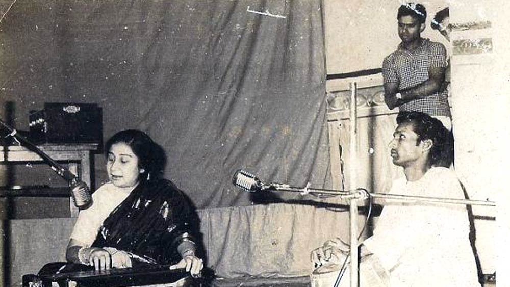 বিয়ের আগে বাবার কাছে গান শিখেছেন। সে সময় দেশের প্রায় সব বড় শিল্পীর সঙ্গে অমিয়নাথের ঘনিষ্ঠ যোগাযোগ ছিল। দেশের তাবড় শিল্পীদের সান্নিধ্য, সঙ্গীত শিক্ষা এবং পাণ্ডিত্য তাঁকে ঋদ্ধ করেছিল।