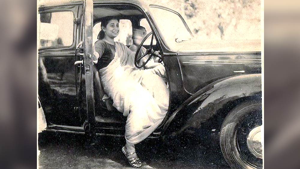 ছোট থেকে বাইজিদের জীবন নিয়ে কৌতূহল ছিল রেবার। এক বার বাবাকে বলেন, ‘‘তুমি তো বাইজিদের থেকে অনেক গান শিখেছ, মেলামেশা করেছ। তাঁরা কি আমাদের মতো মানুষ নন? লোকে তাঁদের এত ঘৃণা করে কেন?’’